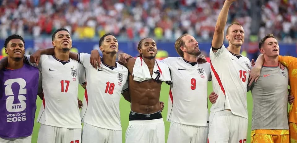 Ingliz futbolchilari birga qo'l ushlab turishmoqda