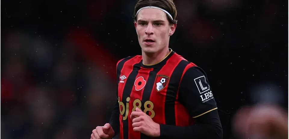 Futbolchi maydonda AFC Bournemouth formasida