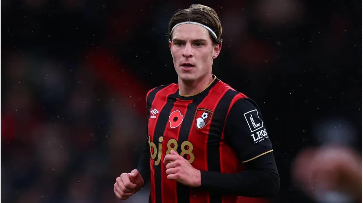 Futbolchi maydonda AFC Bournemouth formasida