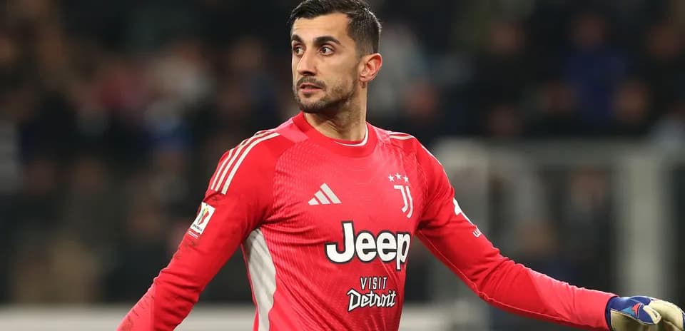 Juve darvozaboni maydonda harakatda