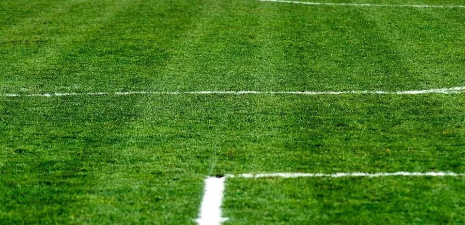 Yashil futbol maydoni chiziqlari va belgilari