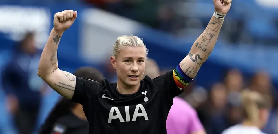 Futbolchi g'alaba nishonlayotgan holatda
