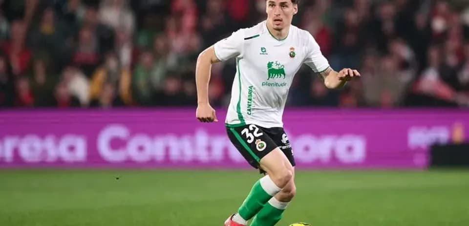 Futbolchi to'p bilan harakatda stadionda