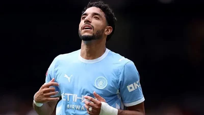 Futbolchi gol urganidan keyin qo'lini ko'taradi