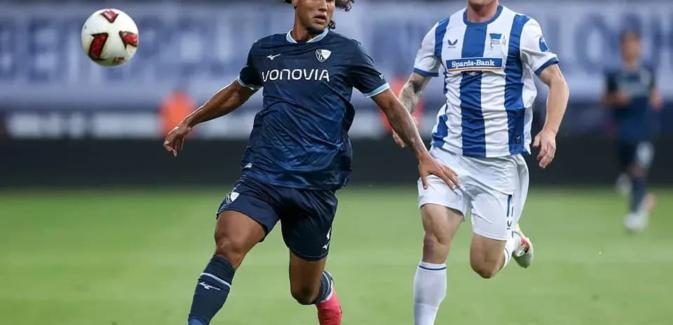 Futbolchilar to'pni ushlash uchun raqobatlashmoqda