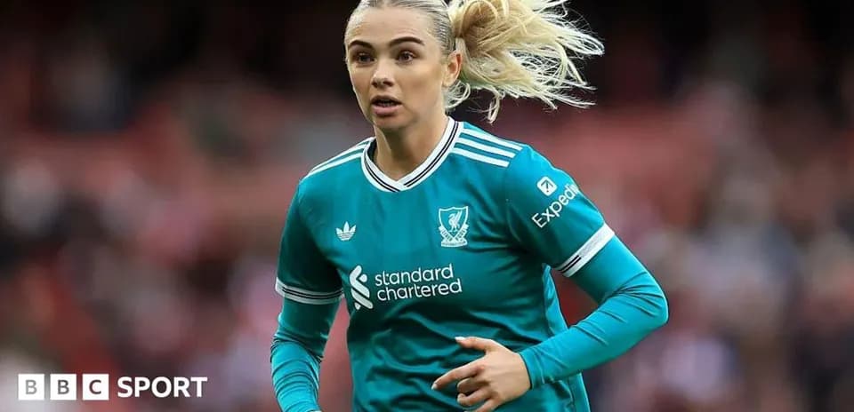 Futbolchi maydonda harakatlanmoqda, Liverpool formasi kiygan