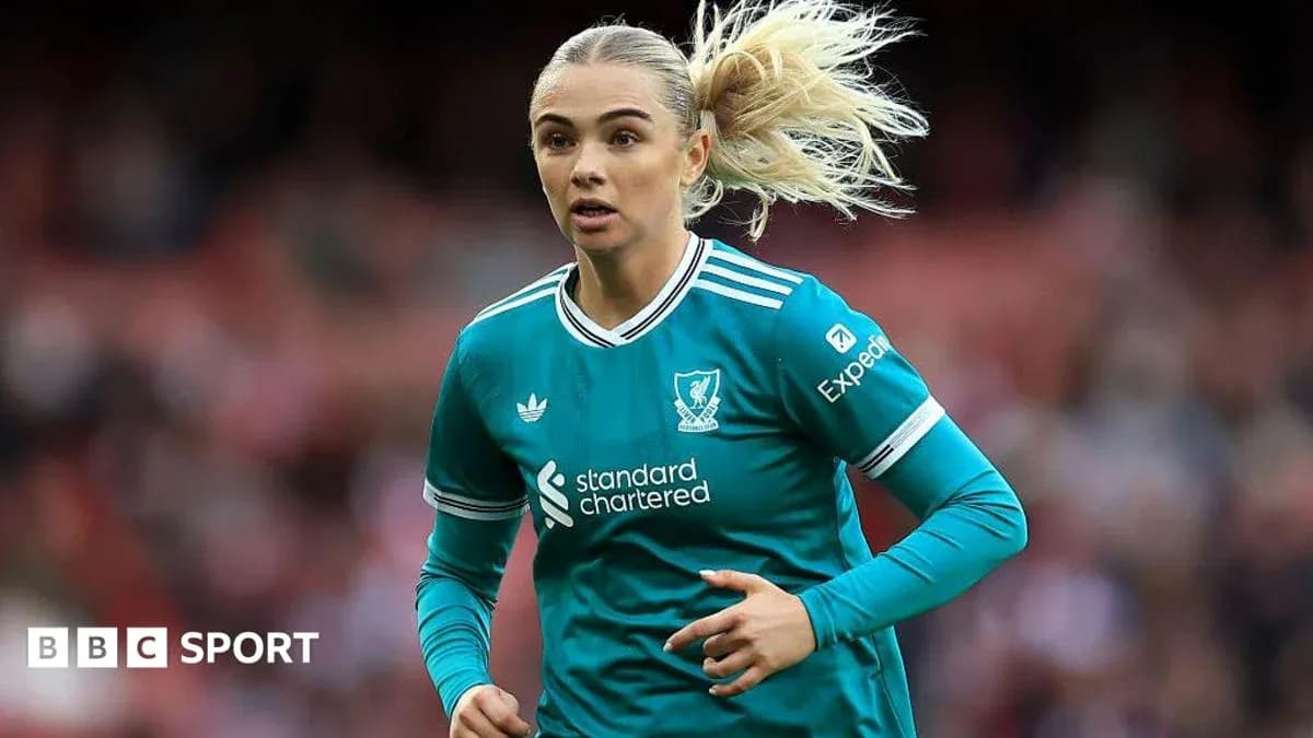 Futbolchi maydonda harakatlanmoqda, Liverpool formasi kiygan Futbolchi maydonda harakatlanmoqda, Liverpool formasi kiygan