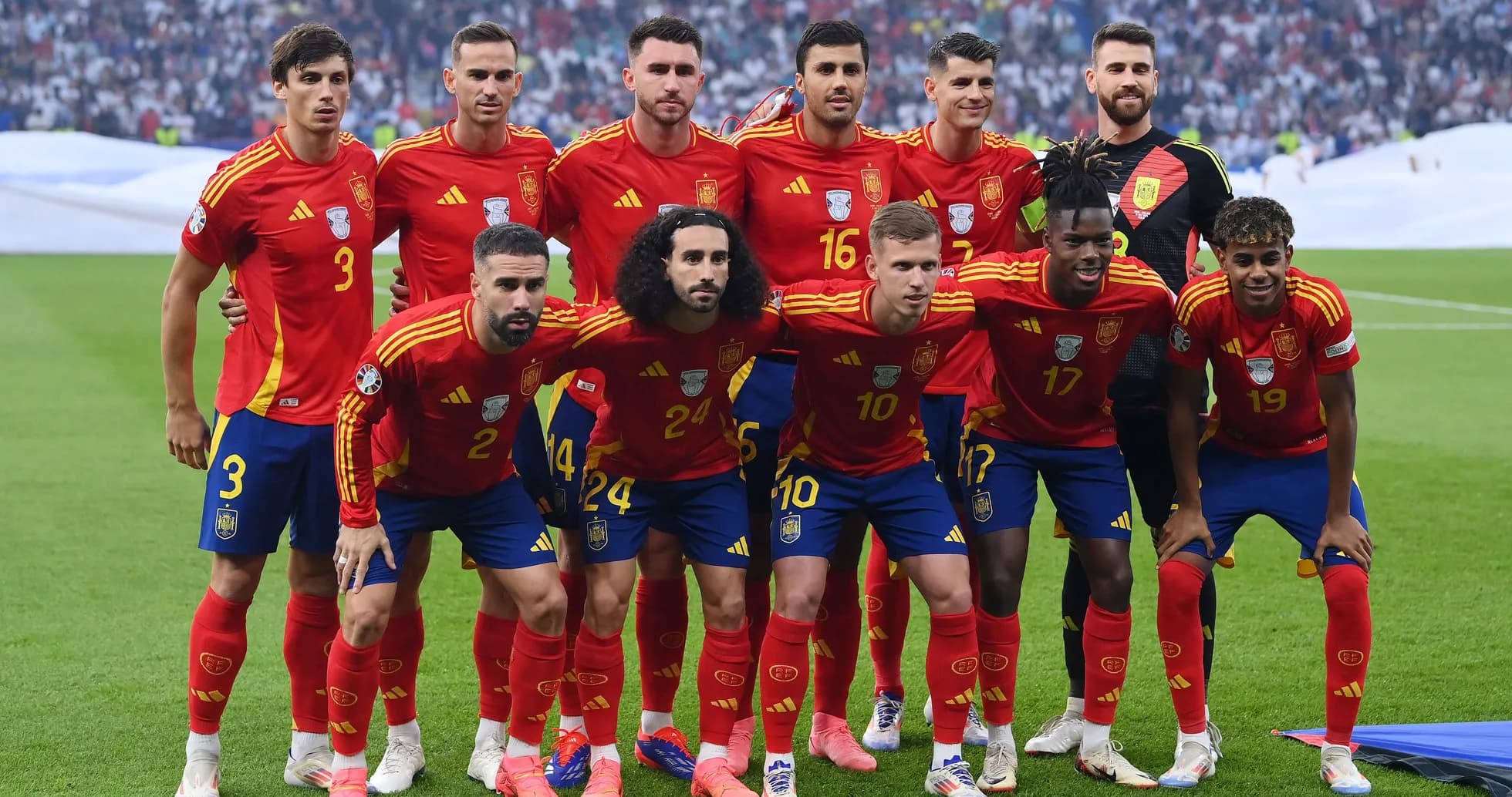 Ispaniya futbol jamoasi sahnada turibdi