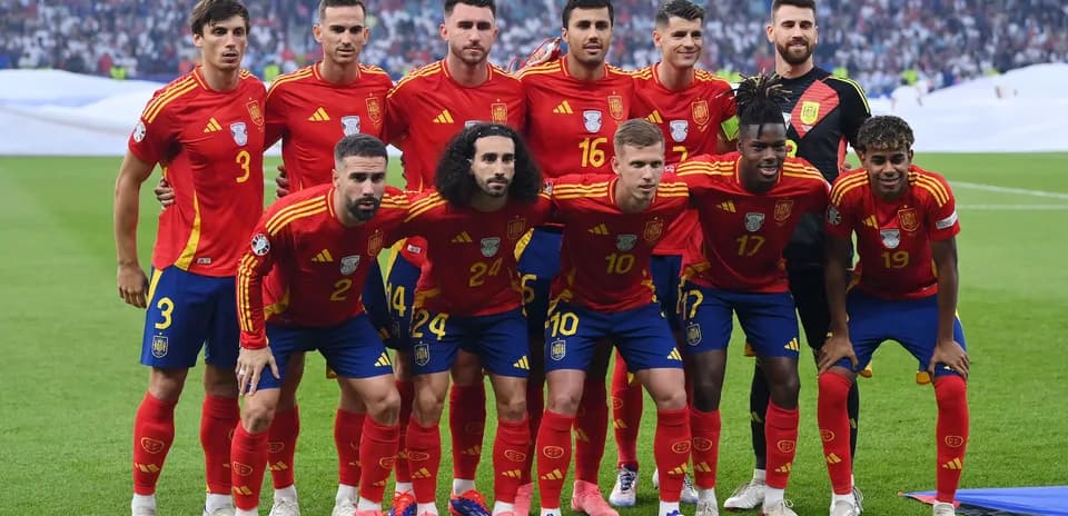 Ispaniya futbol jamoasi sahnada turibdi