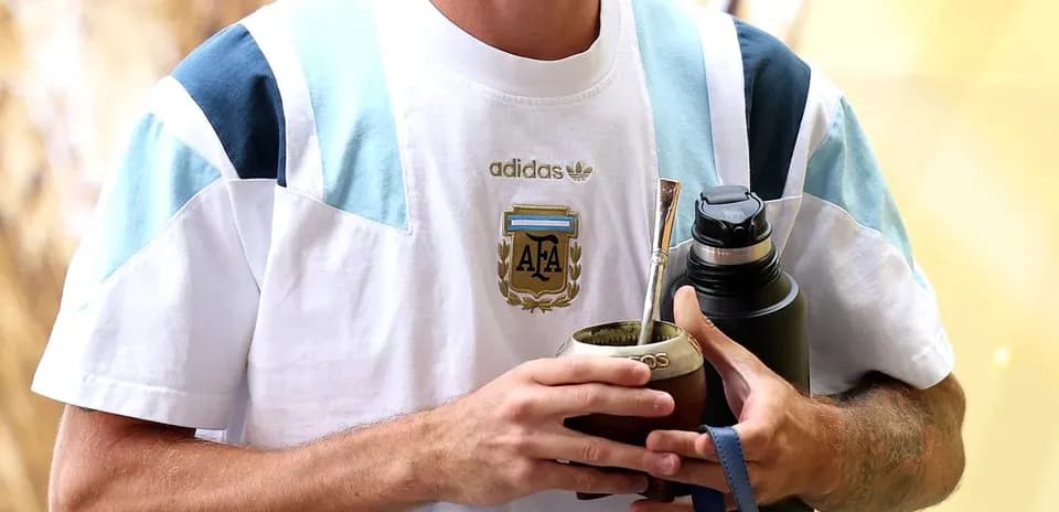 Futbolchi Argentina futbolka kiygan, mate ichmoqda