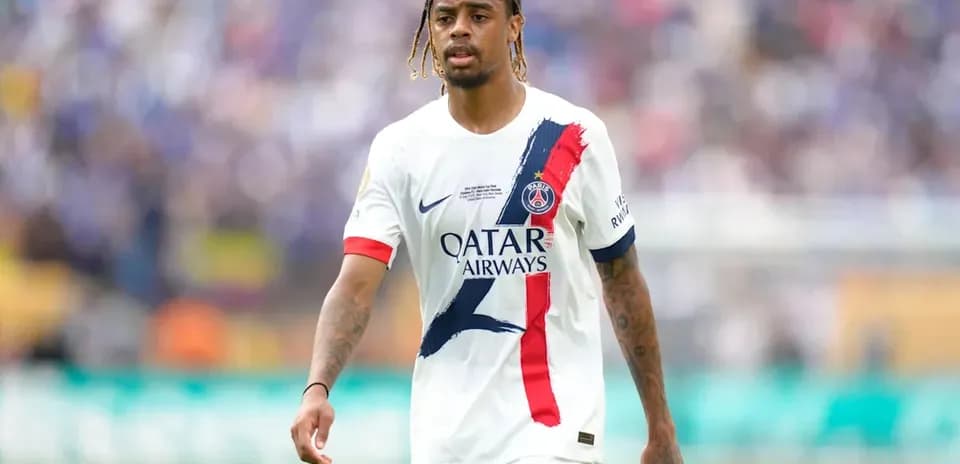 Futbolchi PSG formasida maydonda yurib bormoqda