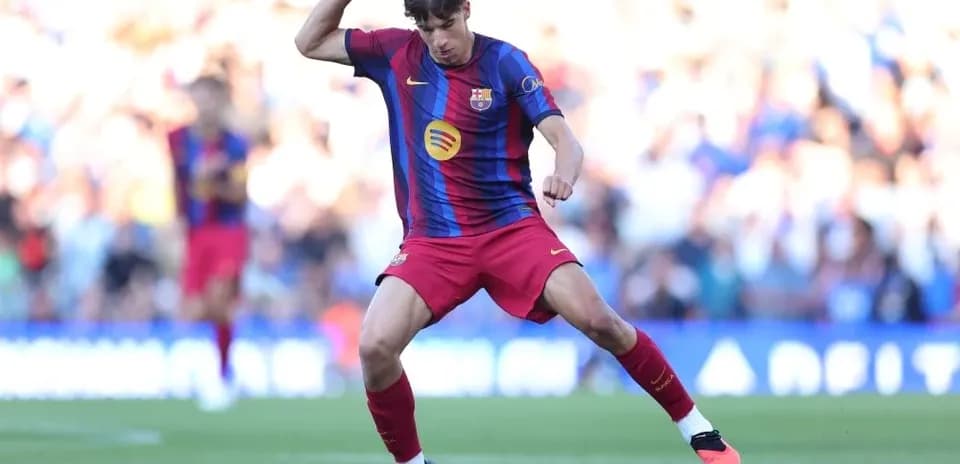 Futbolchi to'pni ushlashga harakat qilmoqda
