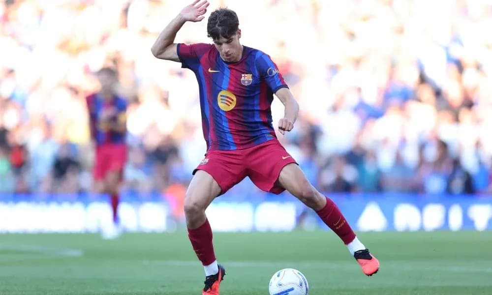 Futbolchi to'pni ushlashga harakat qilmoqda