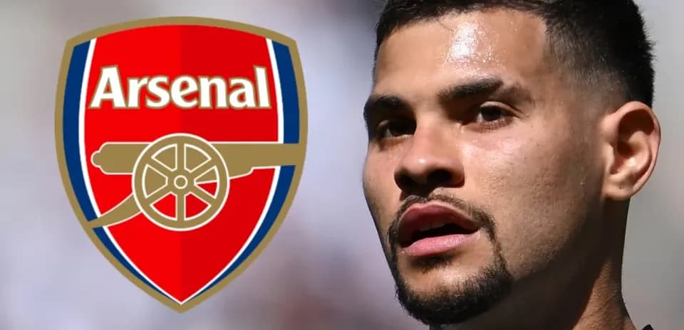 Futbolchi Arsenal emblemasi bilan yonma-yon
