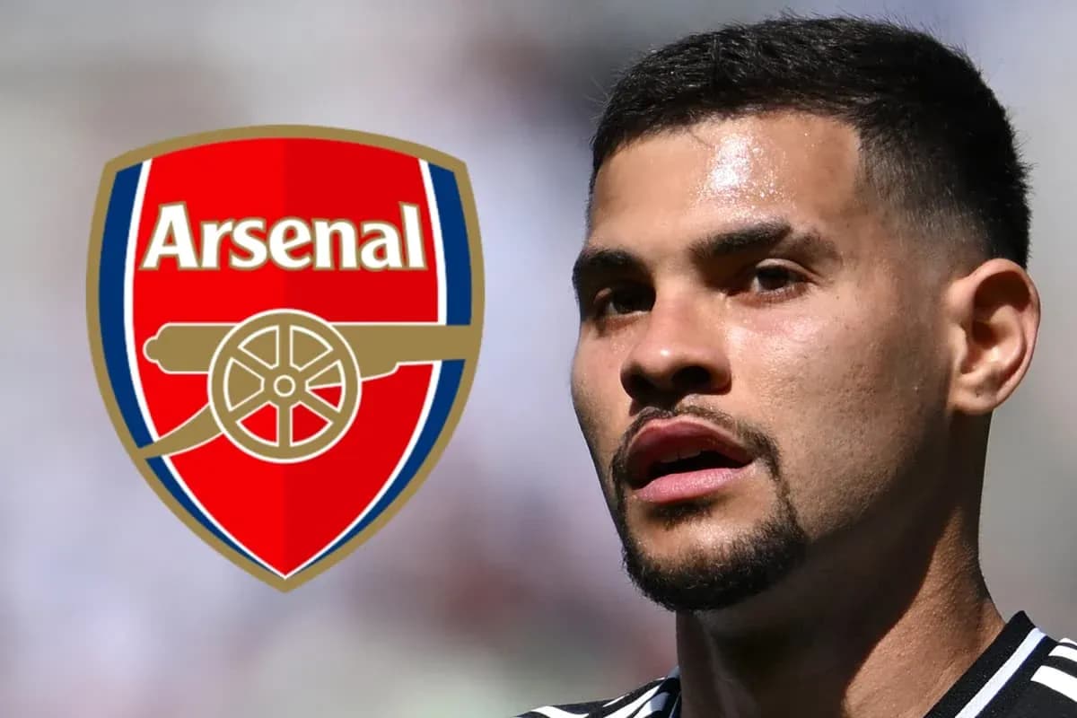 Futbolchi Arsenal emblemasi bilan yonma-yon Futbolchi Arsenal emblemasi bilan yonma-yon