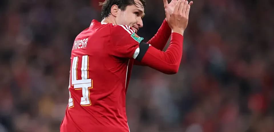 Futbolchi raqami 44 qo'llarini ko'tarib ovaz bermoqda