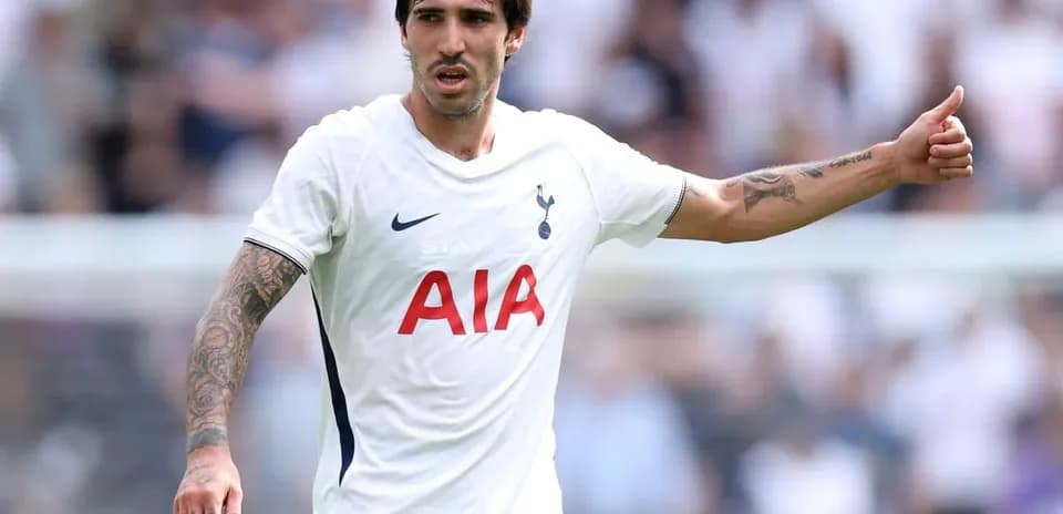 Futbolchi Tottenham formasi bilan maydonda harakatda