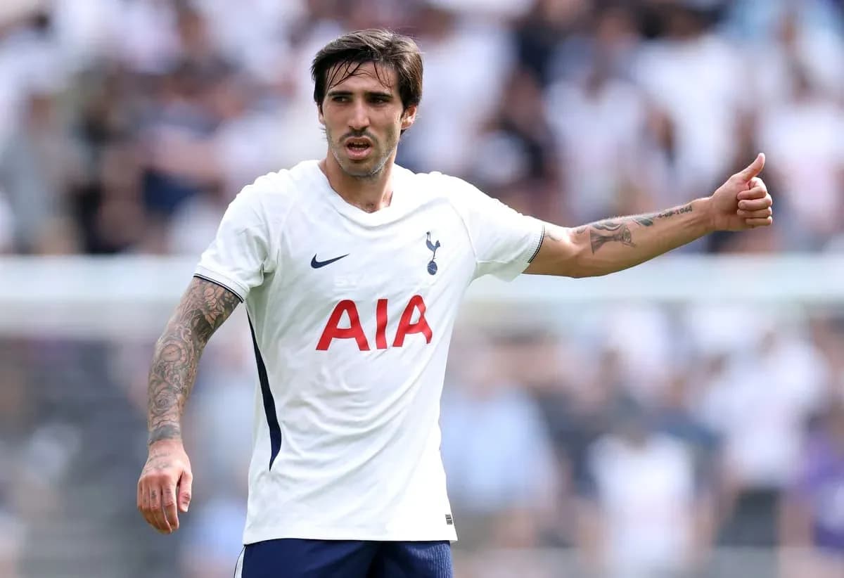 Futbolchi Tottenham formasi bilan maydonda harakatda