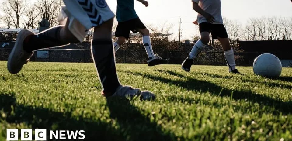 Bolalar futbol o'ynayotgan maydonda harakatda