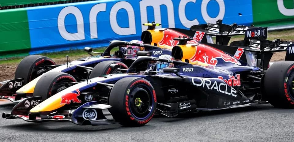 Ikki Red Bull Formula 1 mashinasi yo'lda raqobatlashmoqda