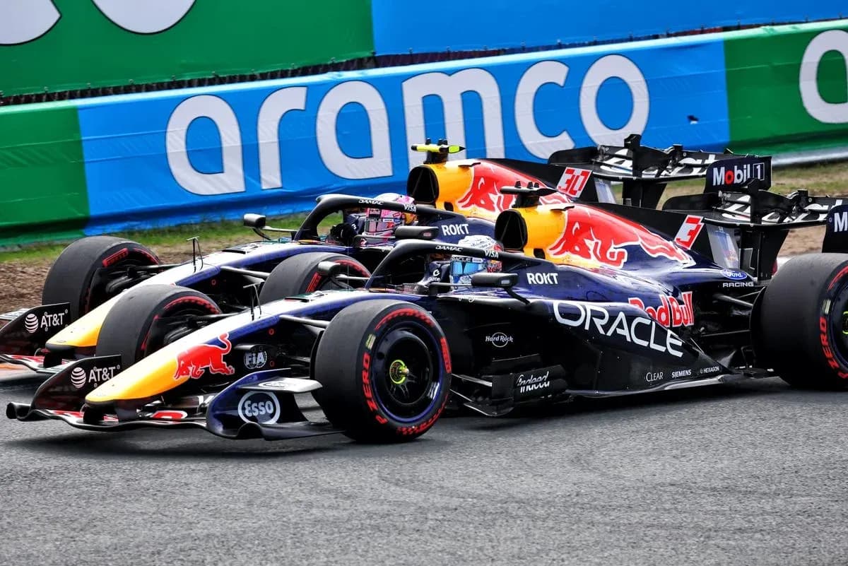 Ikki Red Bull Formula 1 mashinasi yo'lda raqobatlashmoqda