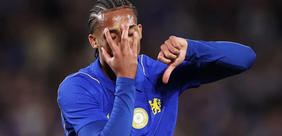 Futbolchi o'zini tanqid qilayotgan holatda
