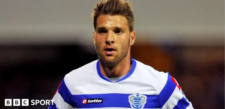 Futbolchi maydonda harakatda, QPR formasida