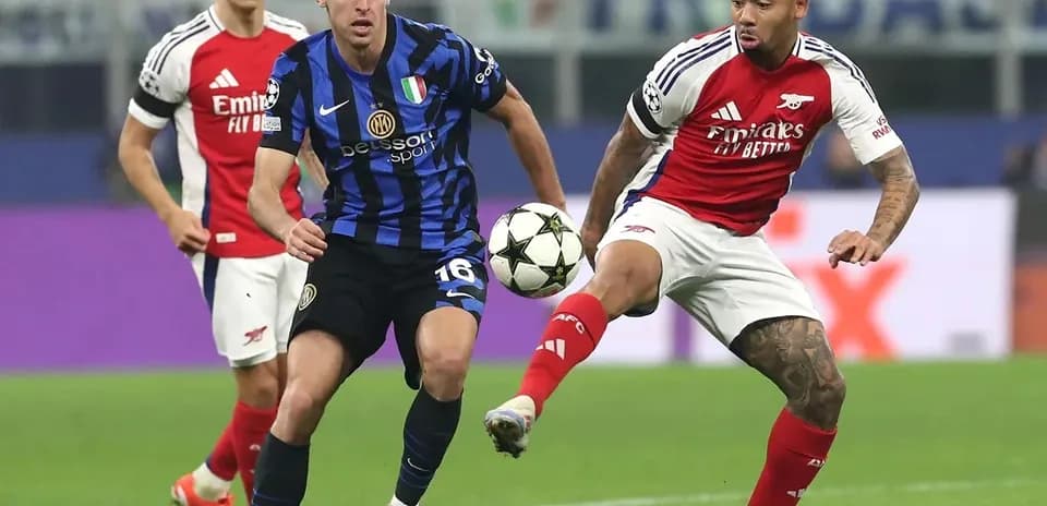 Inter and Arsenal players contesting the ball during match