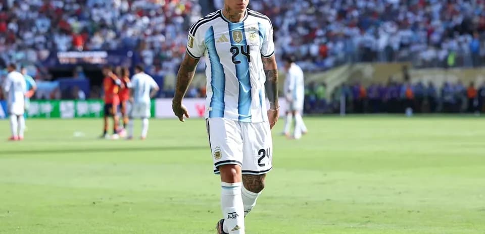 Futbolchi Argentina maydoni bo'ylab yurmoqda