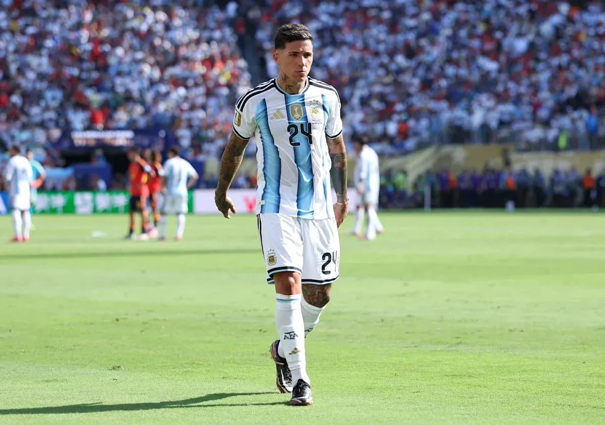 Futbolchi Argentina maydoni bo'ylab yurmoqda