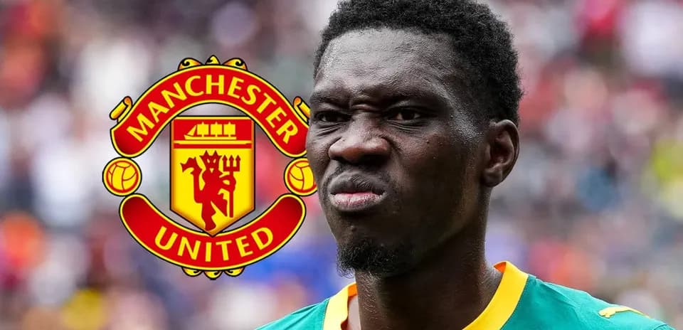 Futbolchi Manchester United logosi oldida