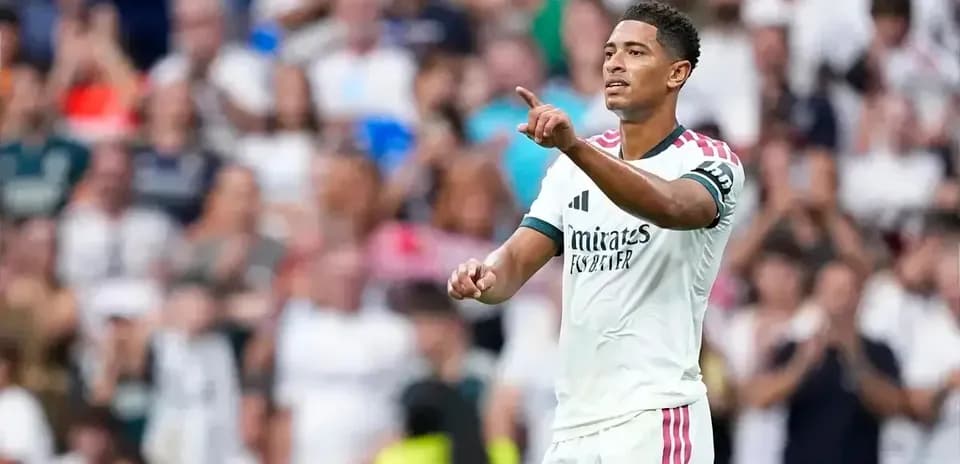 Futbolchi maydonda jamoa o'yinini boshqarmoqda