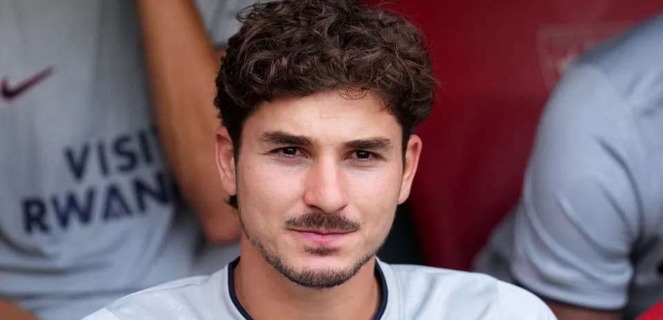 Futbolchi zaxira o'rindig'ida o'tirgan