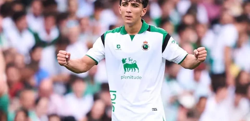Futbolchi gollarni nishonlayotgan holatda