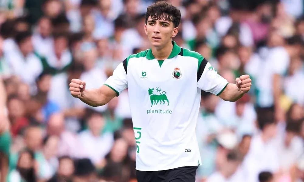 Futbolchi gollarni nishonlayotgan holatda