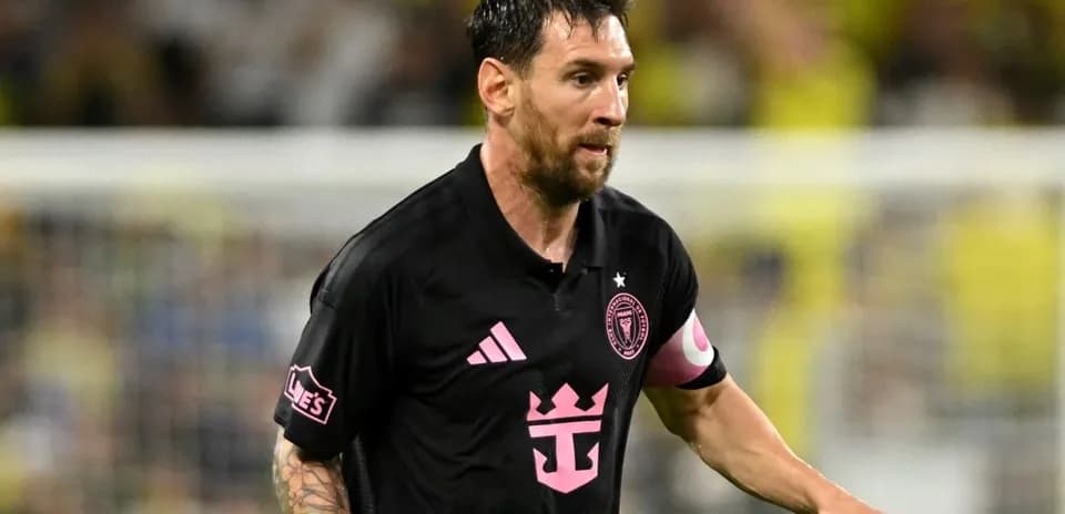Futbolchi maydonida harakatda, qora forma kiygan