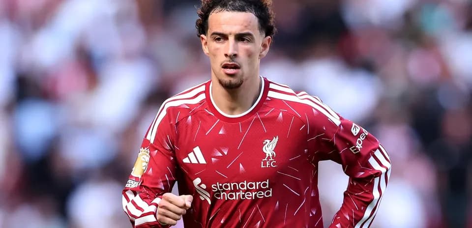 Futbolchi Liverpool formasida maydonda harakatda