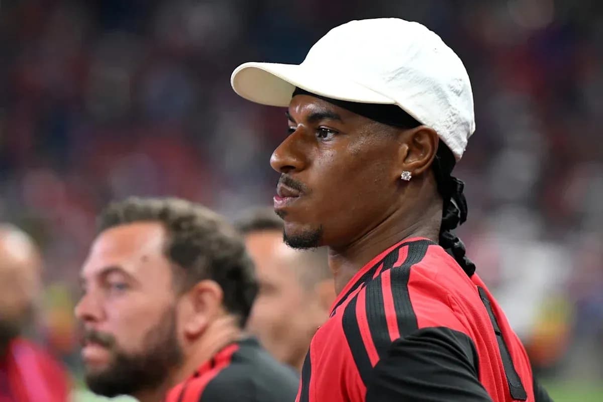 Futbolchi o'yin oldidan jamoa benchida turibdi