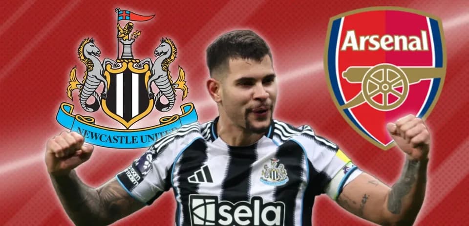 Futbolchi Newcastle United va Arsenal logotiplari bilan