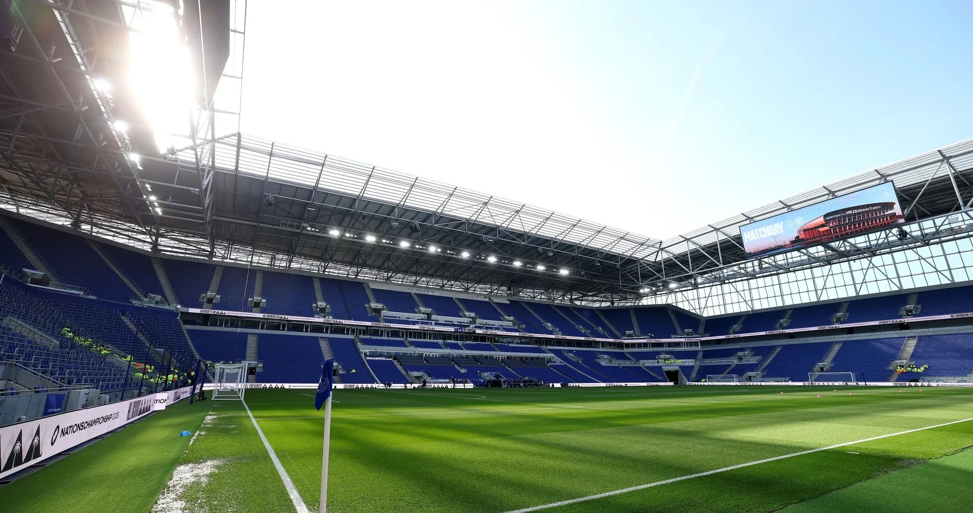 Bo'sh stadion ichki ko'rinishi, o'yin oldidan
