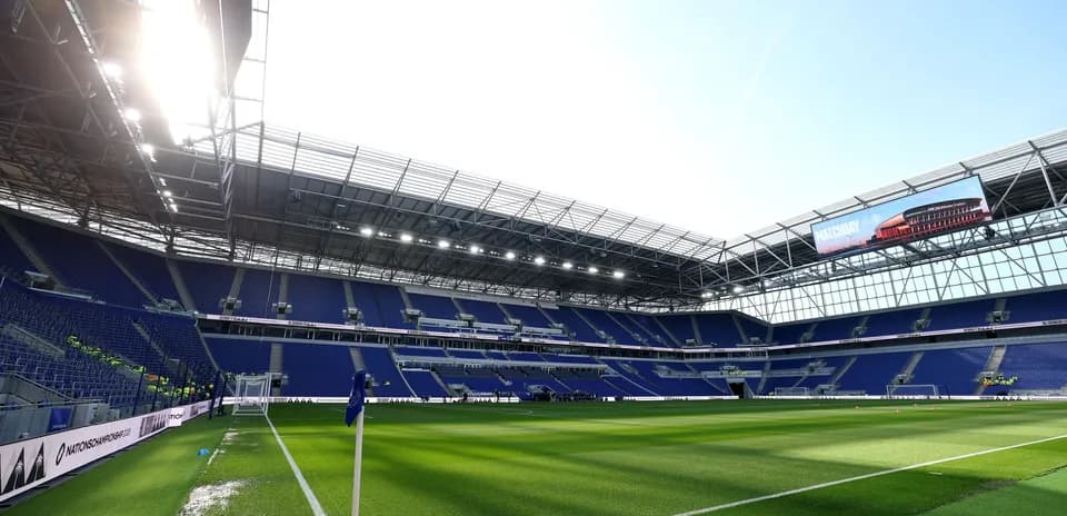 Bo'sh stadion ichki ko'rinishi, o'yin oldidan