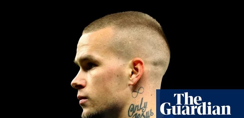 Futbolchining profil ko'rinishi, sochlari qisqa