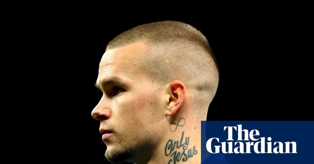 Futbolchining profil ko'rinishi, sochlari qisqa