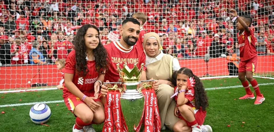 Futbolchi va oilasi Premier Liga kubogini ushlab turibdi