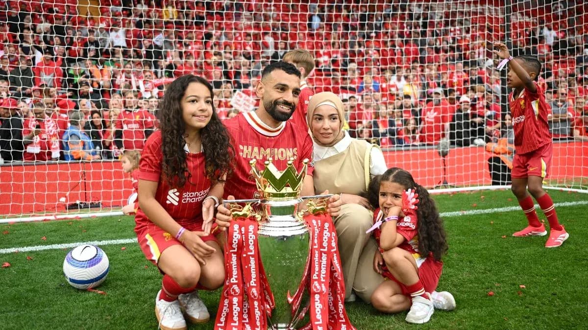 Futbolchi va oilasi Premier Liga kubogini ushlab turibdi