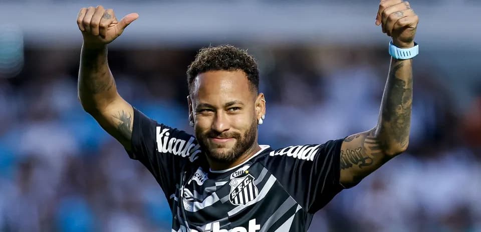 Futbolchi Neymar Santosda qo'lini ko'tarib turibdi