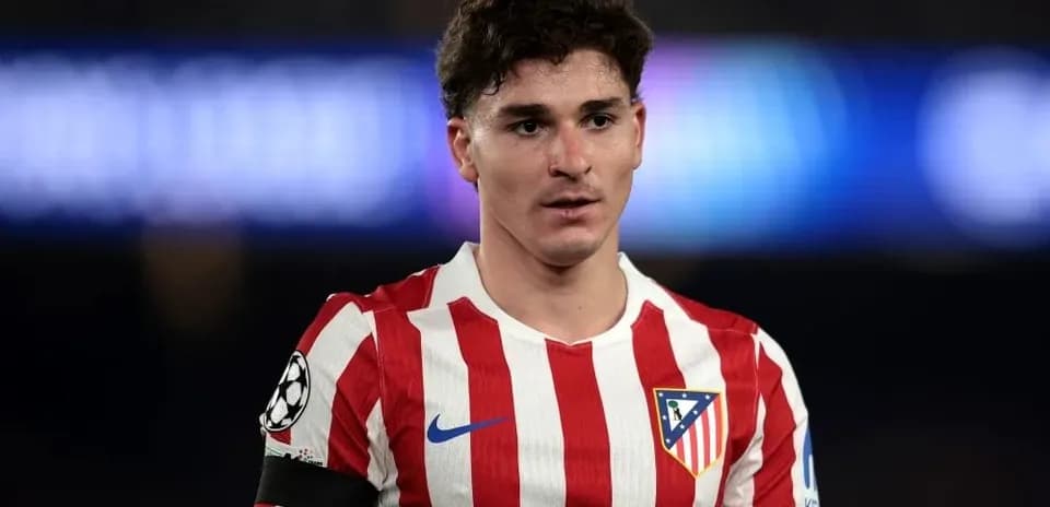 Futbolchi Atletico Madrid formasida maydonda