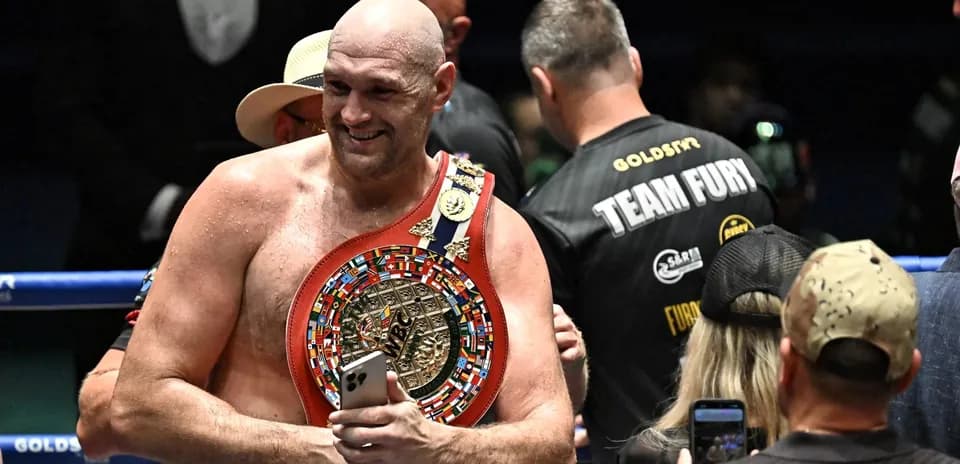Bokschi Tyson Fury chempionlik kamarini ko'tarib turibdi