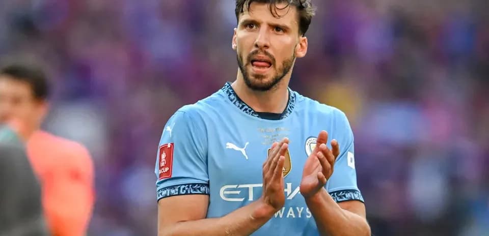 Futbolchi maydonda qo'llarini qizilga qo'yayotgan