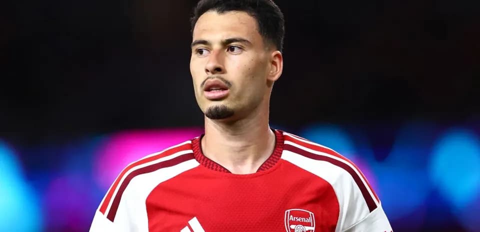 Futbolchi Arsenal formasida maydonga chiqmoqda